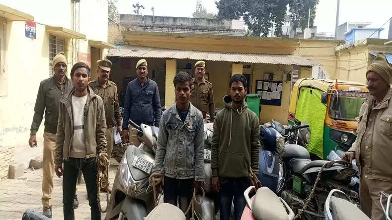 Shahjahnpur News: एसओजी व थाना सदर बाजार पुलिस की संयुक्त टीम द्वारा चोरी की गयी स्कूटी व मोबाईल फोन सहित 03 शातिर चोरों को किया गिरफ्तार