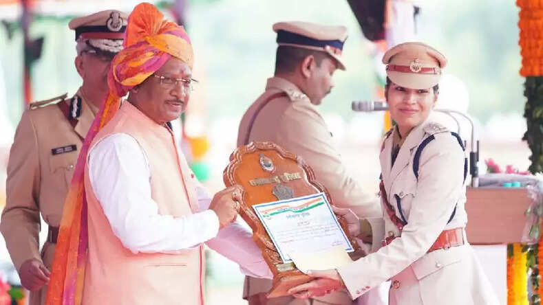 स्वतंत्रता दिवस के अवसर पर सीएम साय ने 46 पुलिस अधिकारियों एवं जवानों को पुलिस पदकों से किया सम्मानित