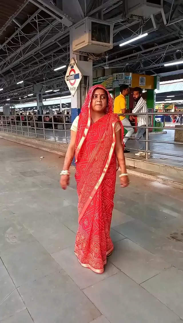 गोविंदा के गाने पर महिला रेलवे प्लेटफॉर्म पर ऐसी झूमी, देख दूसरे यात्री भी लगे झूमने