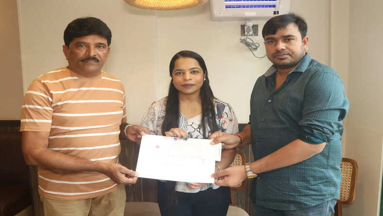 दिनेश लाल यादव निरहुआ ने अपना वादा निभाते हुए अनामिका त्रिपाठी को दो लाख रुपये देकर सम्मानित किया