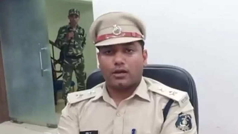 कवर्धा में तनाव बरकरार, पुलिस ने बरामद की शीशी व पत्थर की बोरियां, नेताओं पर हुई FIR