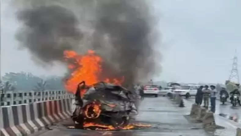 सहारनपुर के बाईपास हाइवे पर दुखद हादसा, ट्रक की टक्कर के बाद आग का गोला बन गई कार, पति-पत्नी समेत 4 जिंदा जले