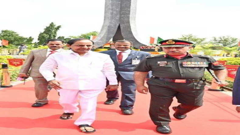 Telangana News: तेलंगाना के सीएम के चंद्रशेखर राव ने सेना युद्ध स्मारक पर शहीद सैनिकों को दी श्रद्धांजलि 