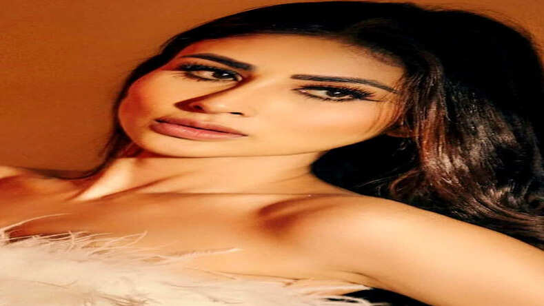 एक्ट्रेस मौनी रॉय के लुक को देख, फैन ने कहा प्रिंसेस ऑफ हॉटनेस