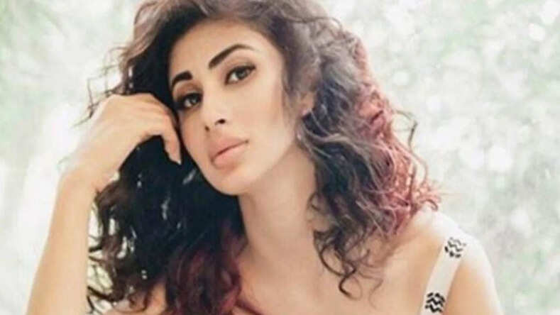  एक्ट्रेस मौनी रॉय ने कराया सिजलिंग फोटोशूट, देखिये फोटोज
