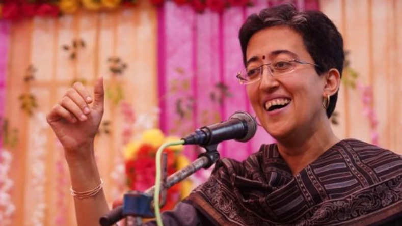 दिल्ली की महिला और बाल विकास मंत्री आतिशी ने दिल्ली यूनिवर्सिटी में दीपावली कार्निवाल का किया शुभारंभ