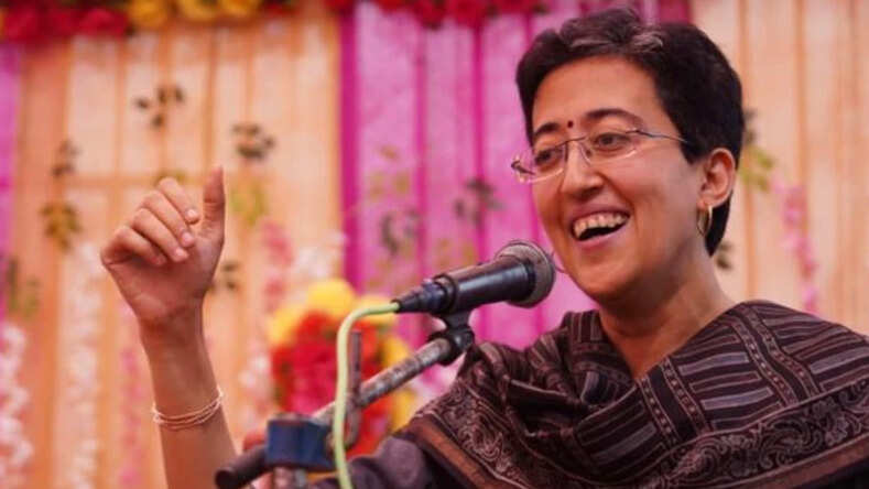 दिल्ली की महिला और बाल विकास मंत्री आतिशी ने दिल्ली यूनिवर्सिटी में दीपावली कार्निवाल का किया शुभारंभ