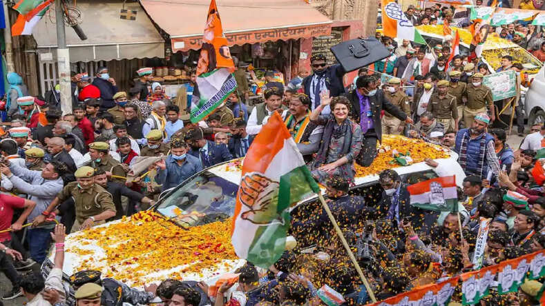 UP Assembly Election 2022: बाल-बाल बचीं Priyanka Gandhi, मथुरा रोड शो में टल गया बड़ा हादसा