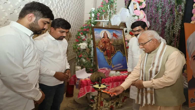 Haryana News: युवा चौपाल के संवाद कार्यक्रम में पूर्व मुख्यमंत्री खट्टर हुए शामिल, युवा शक्ति से किया संवाद