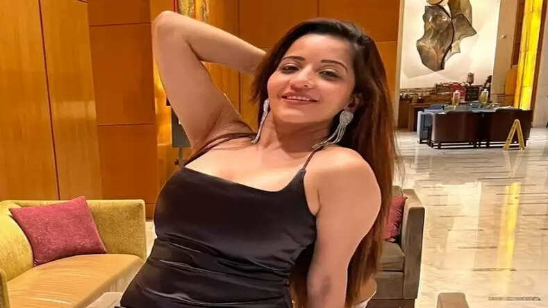  ब्लैक शार्ट ड्रेस में भोजपुरी एक्ट्रेस मोनालिसा ने 'Bahara' गाने पर किया जबरदस्त डांस, वीडियो देख फैंस हुए मदहोस
