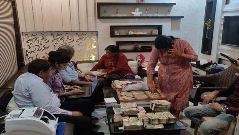 भोपाल में चिकित्सा शिक्षा विभाग के सीनियर क्लर्क की पत्नी निकली कुबेर, पति से भी ज्यादा मिला खजाना