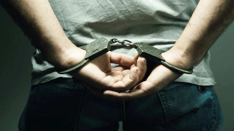  परिवार के सदस्यों को विदेश जाने से रोकने के लिए, पुलिस नियंत्रण कक्ष में विमान में बम होने की धमकी वाला किया फोन कॉल, गिरफ्तार
