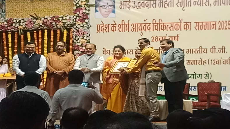  प्रदेश के शीर्ष आयुर्वेद चिकित्सकों में शामिल हुए डॉ. प्रियेश दीक्षित — मिला “श्रेष्ठ आयुर्वेद चिकित्सक सम्मान 2025”