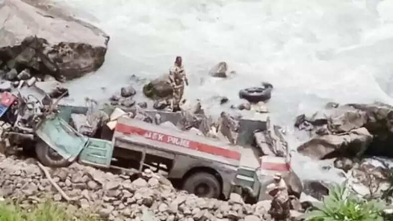 ITBP जवानों को ले जा रही बस खाई में गिरी, हादसे में 6 जवानों की मौत, कई सुरक्षाकर्मी गंभीर रूप से घायल,रेस्क्यू ऑपरेशन जारी