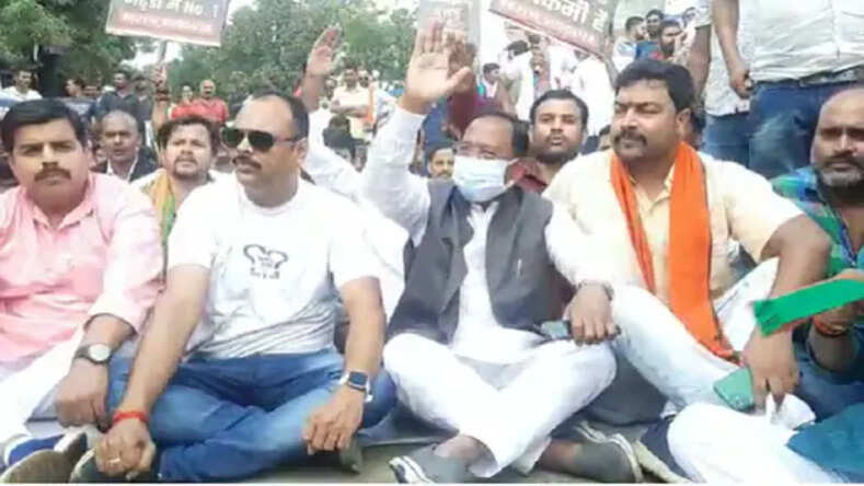  सांसद रामविचार नेताम  ने डेढ़ घंटे किया अंबिकापुर-बनारस हाईवे जाम, 10 दिन में मांग पूरी नहीं होने पर बड़े आंदोलन की चेतावनी