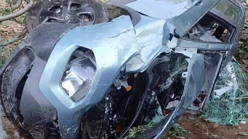 रोहड़ू के छुपाड़ी गांव के पास, शादी से लौट रहे परिवार की कार खाई में गिरने से हुई चार लोगों की मौत