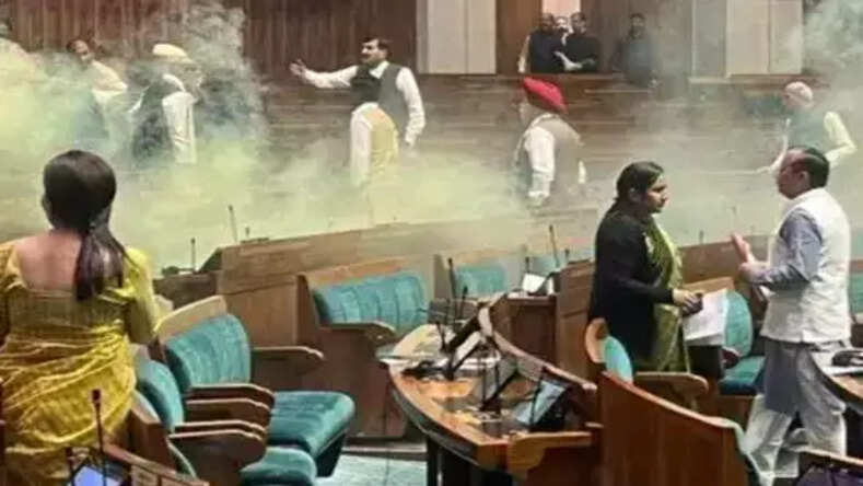 Parliament Security Brach : संसद की सुरक्षा में सेंध लगाने वाले आरोपी सागर शर्मा के पिता से पुलिस की पूछताछ