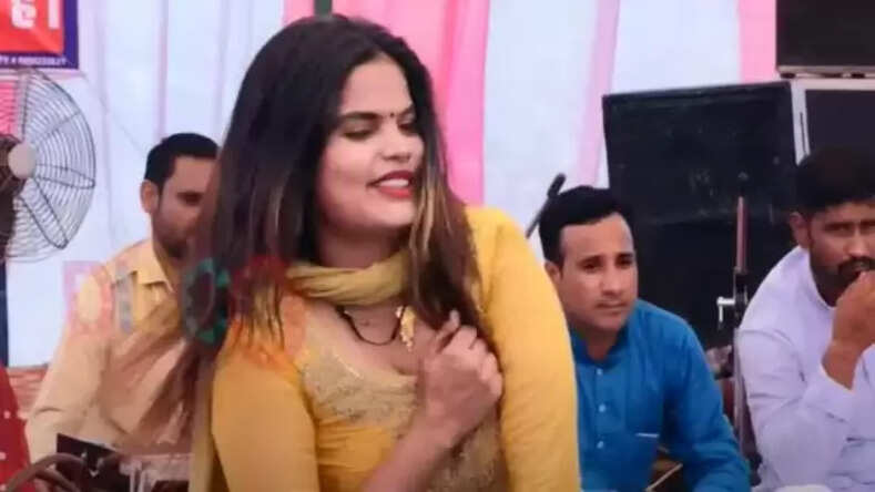 हरियाणवी डांसर्स दीप्ति रावत ने कमरतोड़ मूव्स से हिलाया इंटरनेट, देखें वीडियो