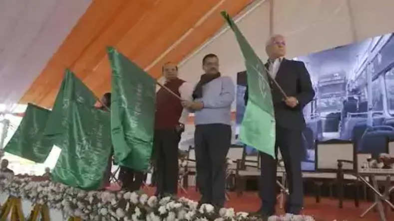 दिल्ली में एक साथ लॉन्च की गईं 500 इलेक्ट्रिक बसें, CM अरविंद केजरीवाल ने दिखाई हरी झंडी