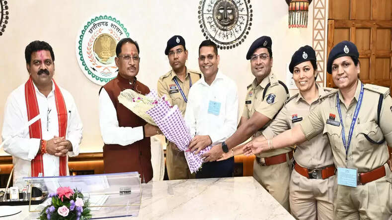 CG News : राज्य पुलिस सेवा के अधिकारियों ने मुख्यमंत्री विष्णु देव साय से की सौजन्य भेंट