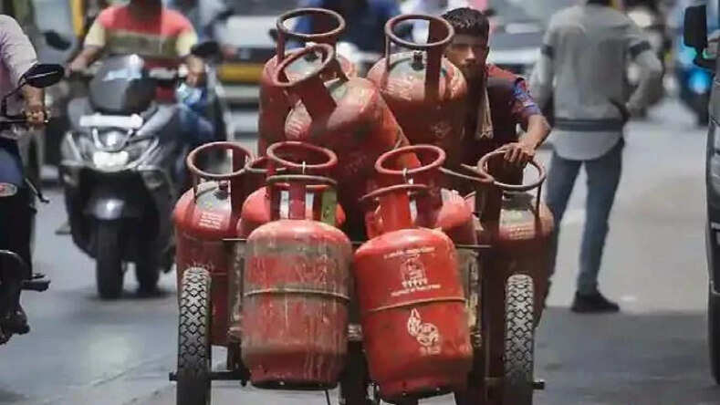मोदी सरकार का बड़ा फैसला, LPG सिलेंडर पर एक साल के लिए और बढ़ाई सब्सिडी