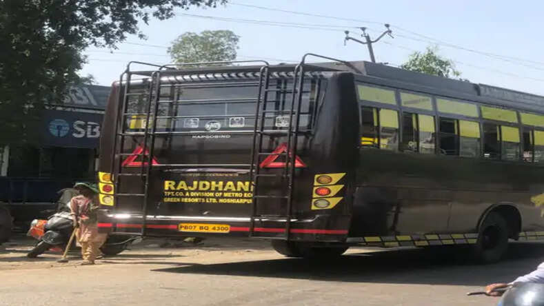 गुरदासुपर में राजधानी बस सर्विस की 2 बसों को जब्त कर लिया गया है।