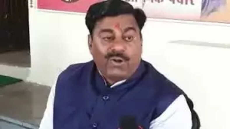 कांग्रेस के राष्ट्रीय अध्यक्ष मल्लिकार्जुन खड़गे के बयान पर भाजपा विधायक के विवादित बोल, कहा- 'वह खुद हैं सोनिया गांधी दरबार के कुत्ता'