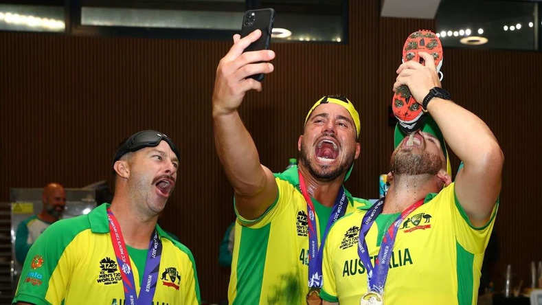 T20 World Cup जीत के बाद खुशी में ऐसे डूबे ऑस्ट्रेलियाई, जूते में बीयर पीकर मनाया जश्न 'देखे Video'