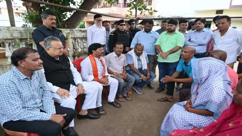 CG News : विधानसभा अध्यक्ष ने बजरंगपुर-नवागांव प्रकरण में पीडि़त परिवारों से मुलाकात की और उन्हें सांत्वना दी