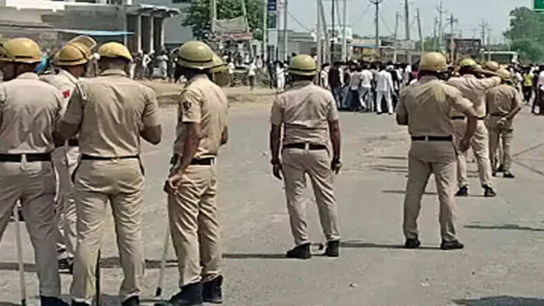 Haryana News: हिदुत्ववादी संगठन 'बृज मंडल जल अभिषेक यात्रा' पर अड़े, नूंह में फिर लगा इंटरनेट पर प्रतिबंध