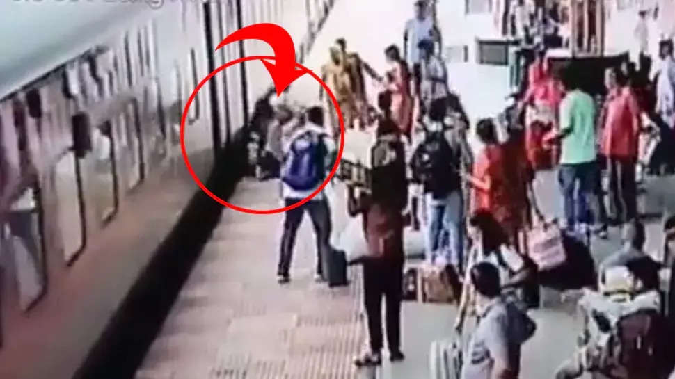 आरपीएफ जवान ने बचाई महिला की जान, चलती ट्रेन पर चढ़ते समय फिसला पैर, देखिये वीडियो