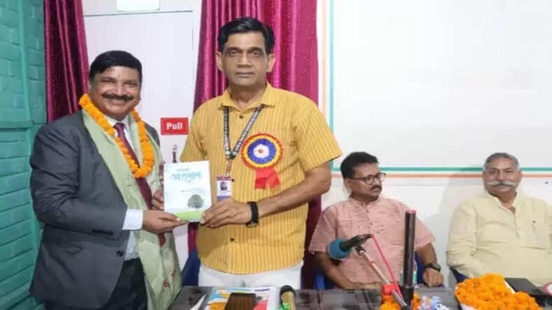 हिंदी साहित्य के साथ कर रहे हैं आज के तथाकथित कवि खिलवाड़ :पंडित साहित्य चंचल