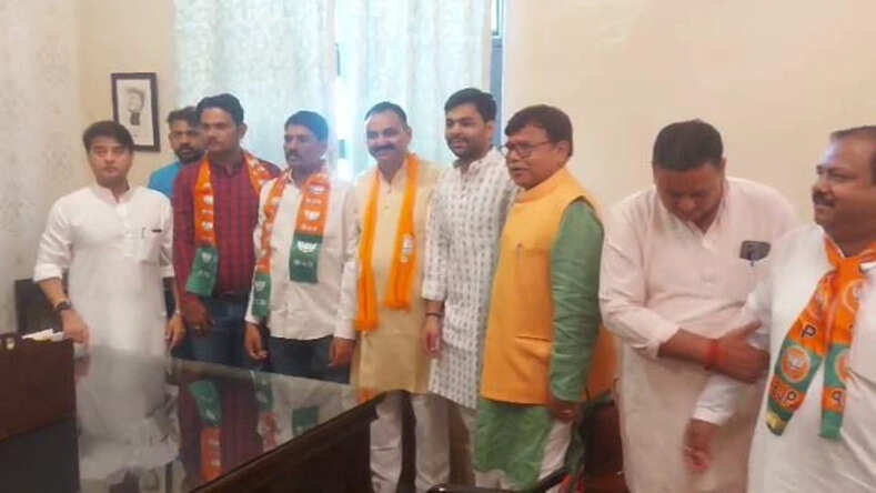 Gwalior News: गृहमंत्री अमित शाह के आगमन से ठीक पहले कई कांग्रेसी नेताओं को सिंधिया ने दिलाई सदस्यता