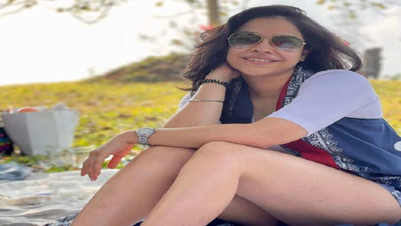 दोस्त की शादी के बाद छुट्टियों पर निकलीं एक्ट्रेस सुमोना चक्रवर्ती, शेयर कीं ये PIC