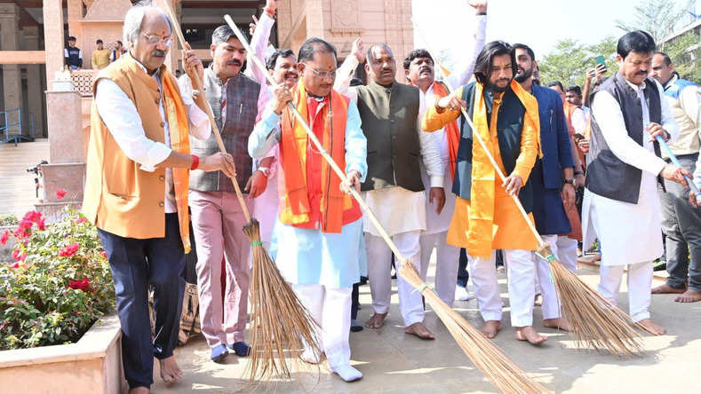 Chhattisgarh News: सीएम विष्णुदेव साय ने लगाई झाड़ू, श्रीराम मंदिर परिसर में की साफ-सफाई