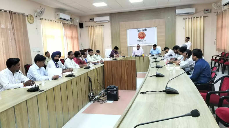 Shahjahanpur : जिलाधिकारी की अध्यक्षता में राजनैतिक दलों के साथ बैठक सम्पन्न