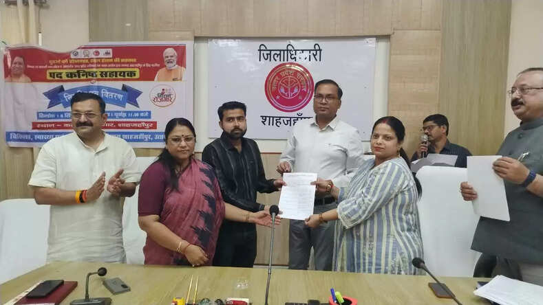योग्यता का सम्मान: मुख्यमंत्री योगी आदित्यनाथ ने 1,112 कनिष्ठ सहायक व 22 एक्सरे टेक्नीशियन को सौंपे नियुक्ति पत्र