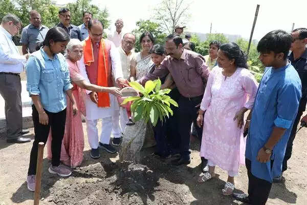 MP News: सीएम शिवराज चौहान के साथ एन.एच.डी.सी. के अधिकारियों ने किया पौध-रोपण