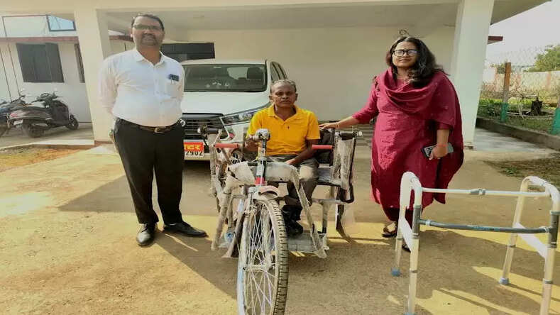 CG News :&nbsp;कलेक्टर तुलिका प्रजापति ने दिव्यांग श्री जीवन को दिया ट्राइसाइकिल, खिला चेहरा