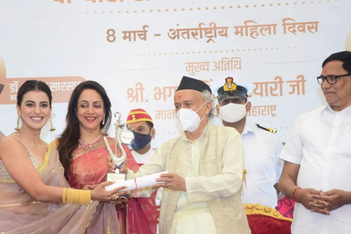 अक्षरा सिंह को BJP सांसद हेमा मालिनी और महाराष्ट्र के राज्यपाल से मिला ये बड़ा सम्मान