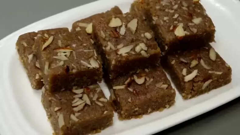 हम बनाने जा रहे हैं सिंघाडे के आटे की बर्फी