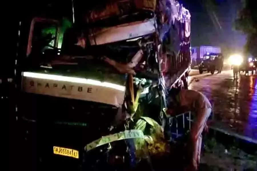  अनियंत्रित ट्रक ने रोड किनारे चल रहे कांवड़ियों के कैंटर को मारी टक्कर, 40 कावड़िया घायल