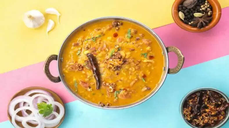 ढ़ाबे जैसी दाल फ्राई अब बनेगी घर पर, वीकेंड स्पेशल में करें शामिल 