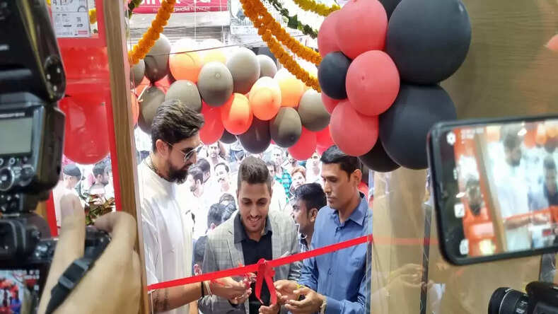 आरडी मोबाइल एसेसरीज एक्सक्लूसिव आउटलेट का क्रिकेटर ईशांत शर्मा ने फीता काटकर किया शुभारंभ 