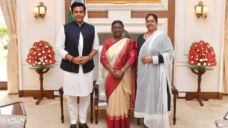 Ravi Kishan: गोरखपुर के सांसद रवि किशन ने राष्ट्रपति मुर्मू से की मुलकात, इन मुद्दों से कराया अवगत