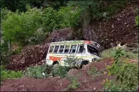 जम्मू-कश्मीर : उधमपुर के मसोरा के पास सड़क से फिसलकर खाई में गिरी मिनी बस, 8 छात्र घायल 