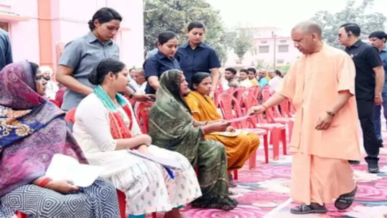 सरकार हर पीड़ित की समस्या का समाधान कराने के लिए दृढ़ संकल्पित : मुख्यमंत्री योगी