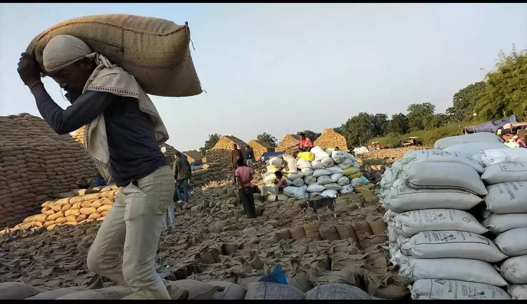 पड़वार धान खरीदी केंद्र में किसानों से की जाती है धान तुलाई