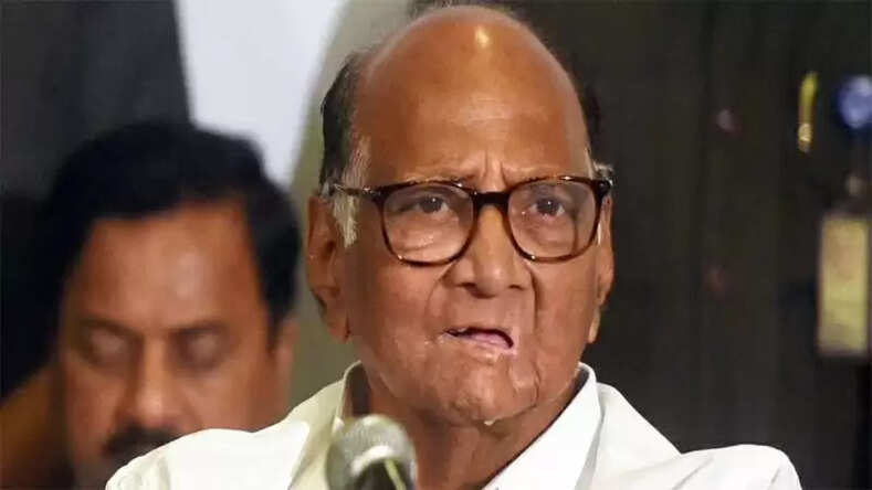 महाराष्ट्र में राजनीतिक संकट गहराया : शरद पवार ने मुंबई में बुलाई पार्टी की आपातकालीन बैठक