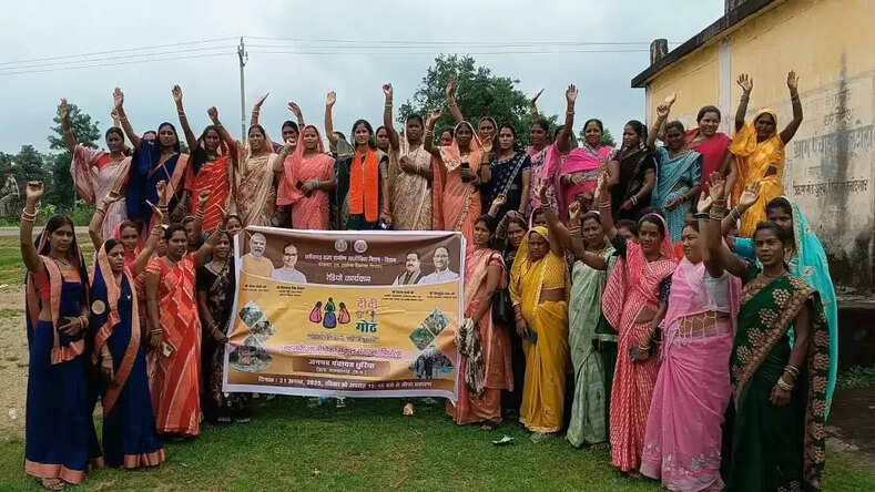 CG News: दीदी के गोठ रेडियो कार्यक्रम को सुनने के लिए समूह की महिलाओं में रहा विशेष उत्साह